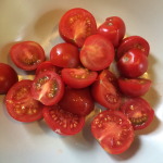 Fleischbrühe kochen: Hier sehen Sie die geschnittenen Tomaten