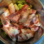 Fleischbrühe kochen: Hier sehen Sie das Gemüse und Fleisch im Topf