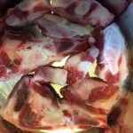 Fleischbrühe kochen: Hier sehen Sie das Fleisch beim Anbraten ohne Fett
