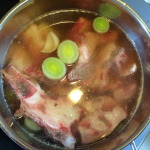 Fleischbrühe kochen: Hier sehen Sie das Gemüse und Fleisch im Topf aufgefüllt mit Wasser